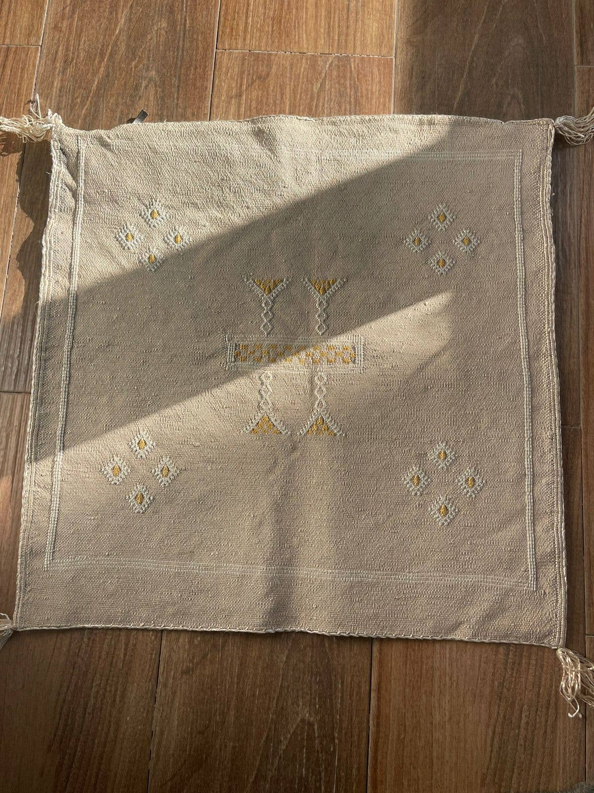 Housse de Coussin en Soie de Cactus Carrée Grise du Maroc