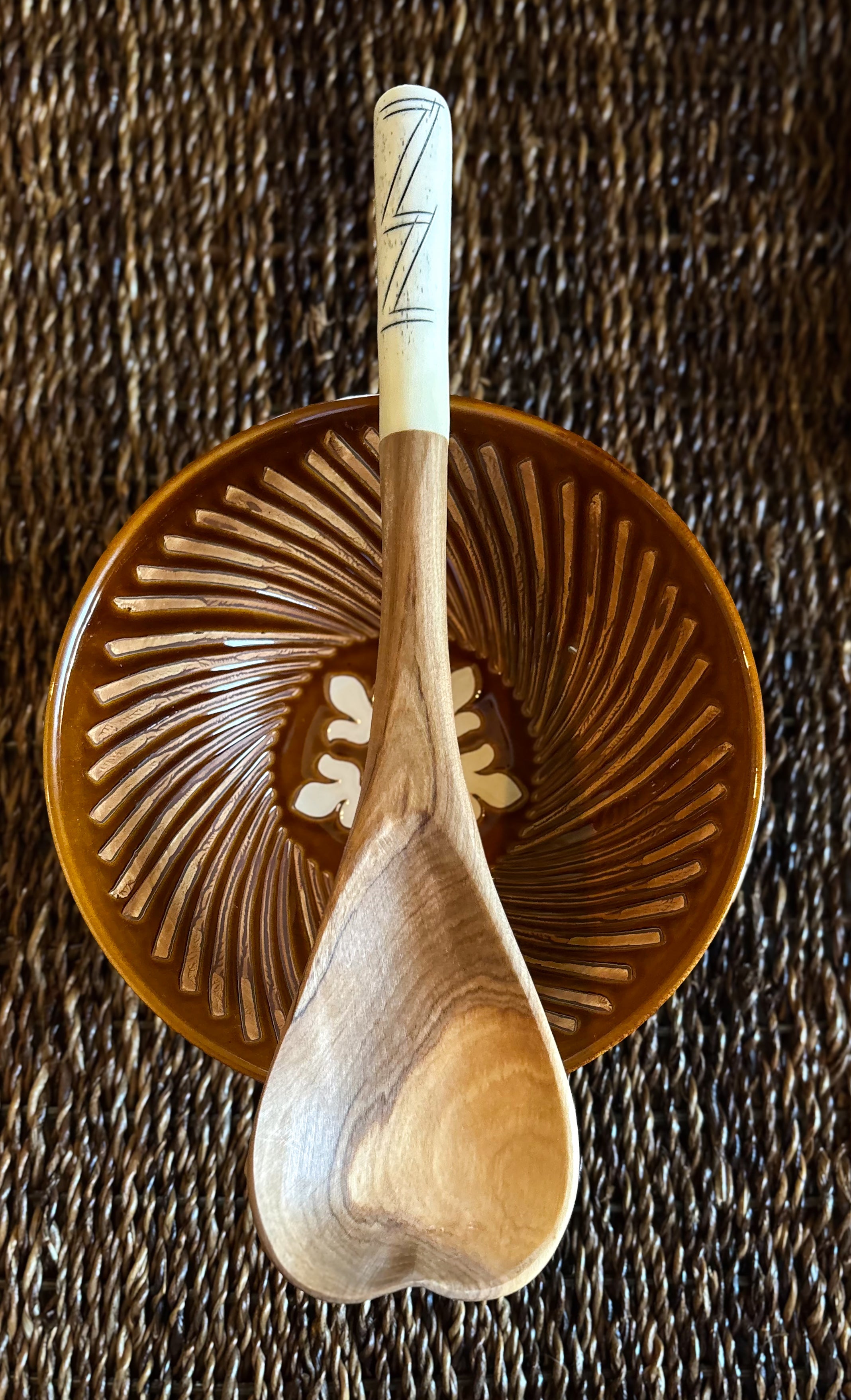 Cuillère de cuisson cœur en bois d'olivier sauvage avec poignée zigzag d'Afrique