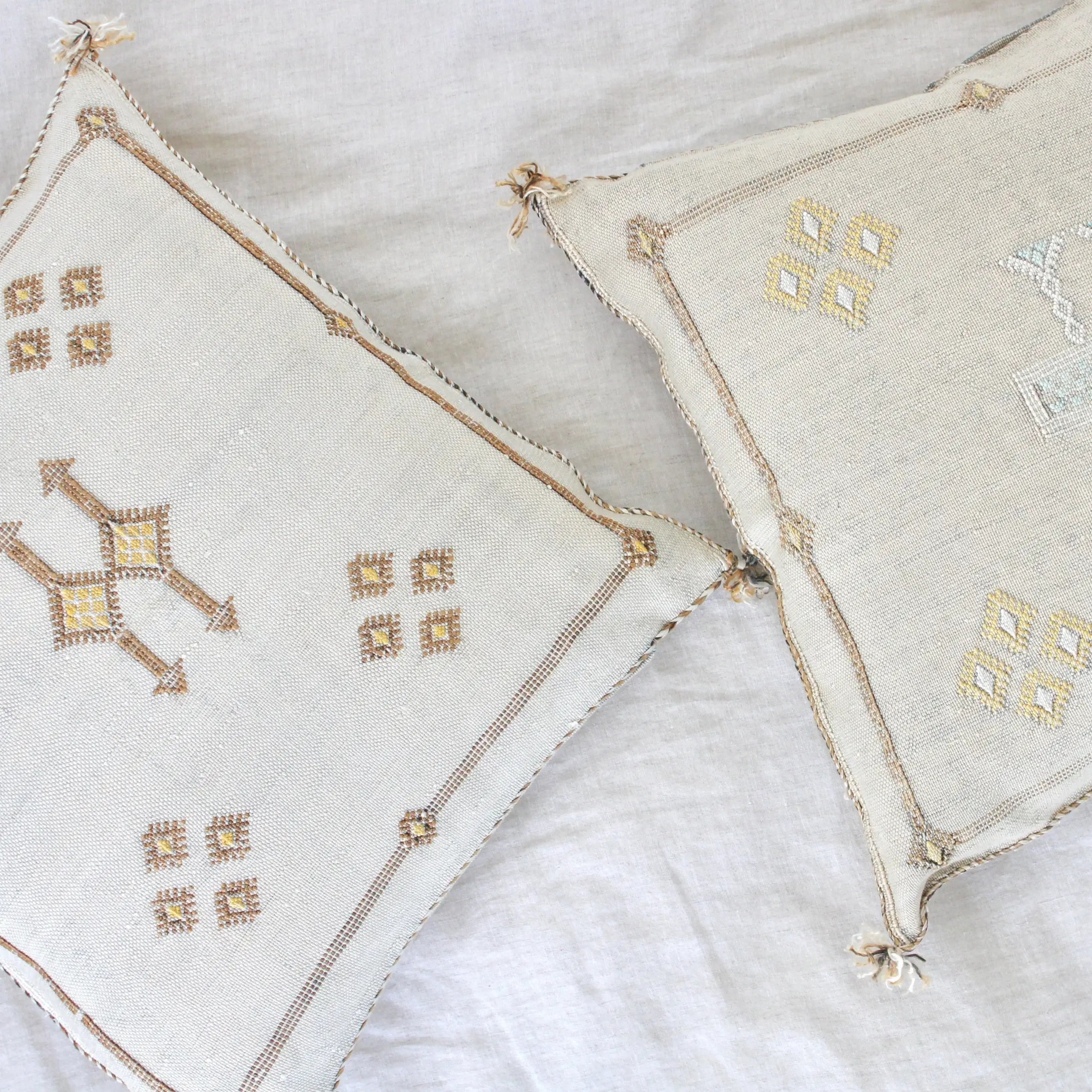 Housse de Coussin Carrée Premium blanc cassé en Soie de Cactus du Maroc