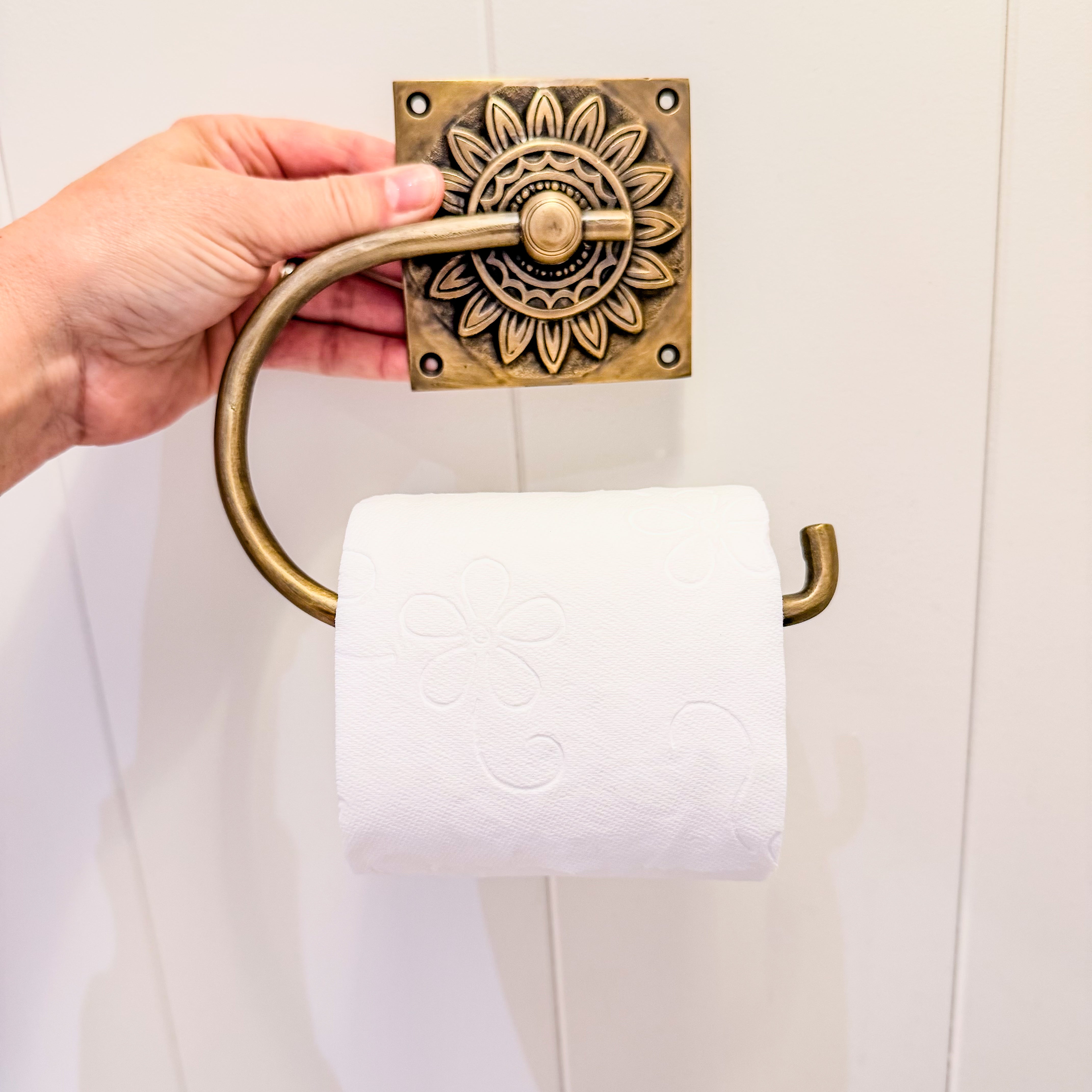 Porte-rouleau Fleur en laiton fini antique de Bali