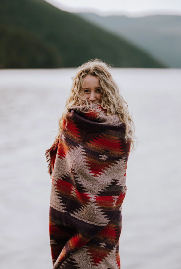 Couverture de plage bourgogne et beige en laine de Tofino Canada