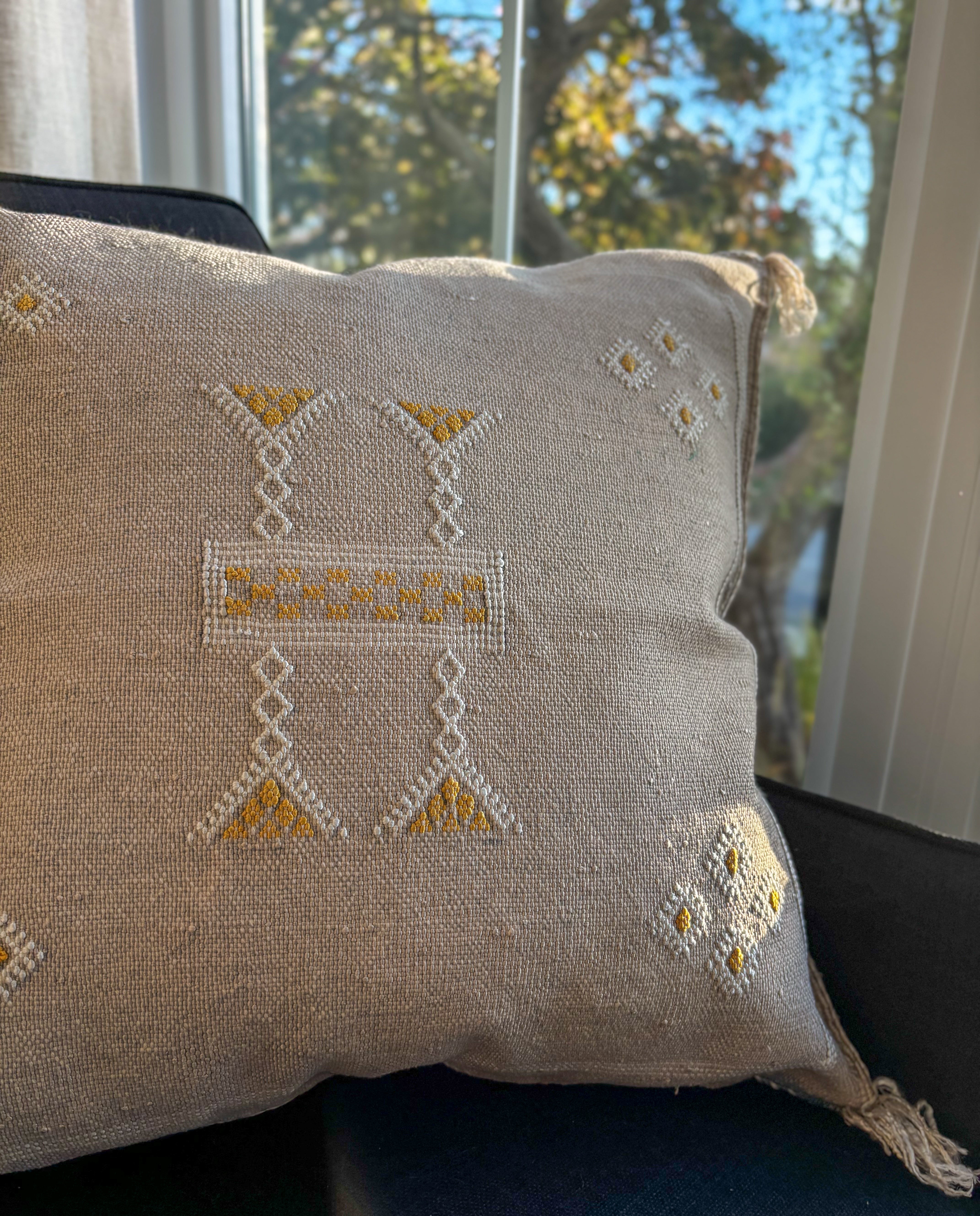 Housse de Coussin en Soie de Cactus Carrée Grise du Maroc
