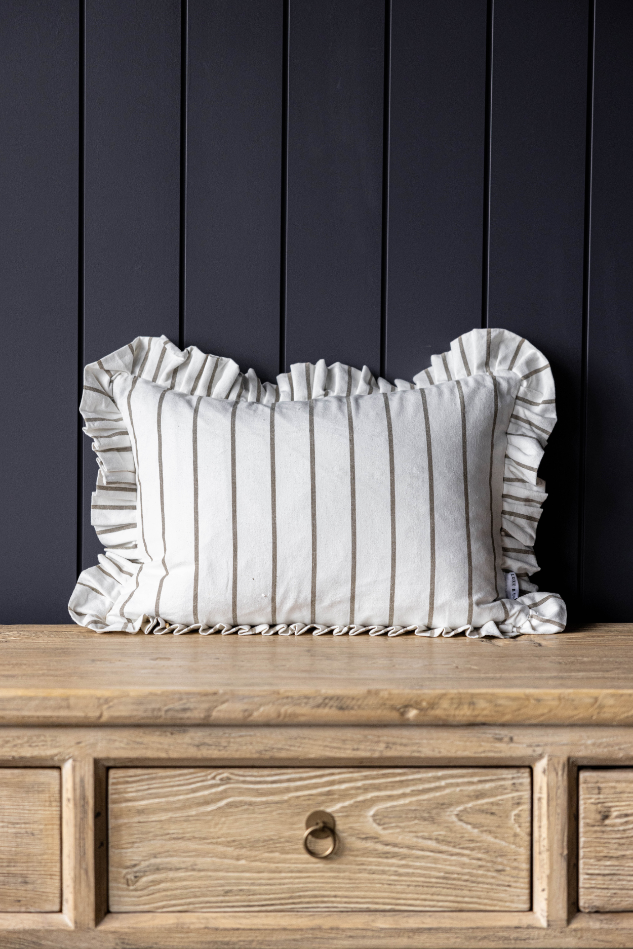 Housse de Coussin à Volants Blanc Avec Fines Rayures Vertes Olive