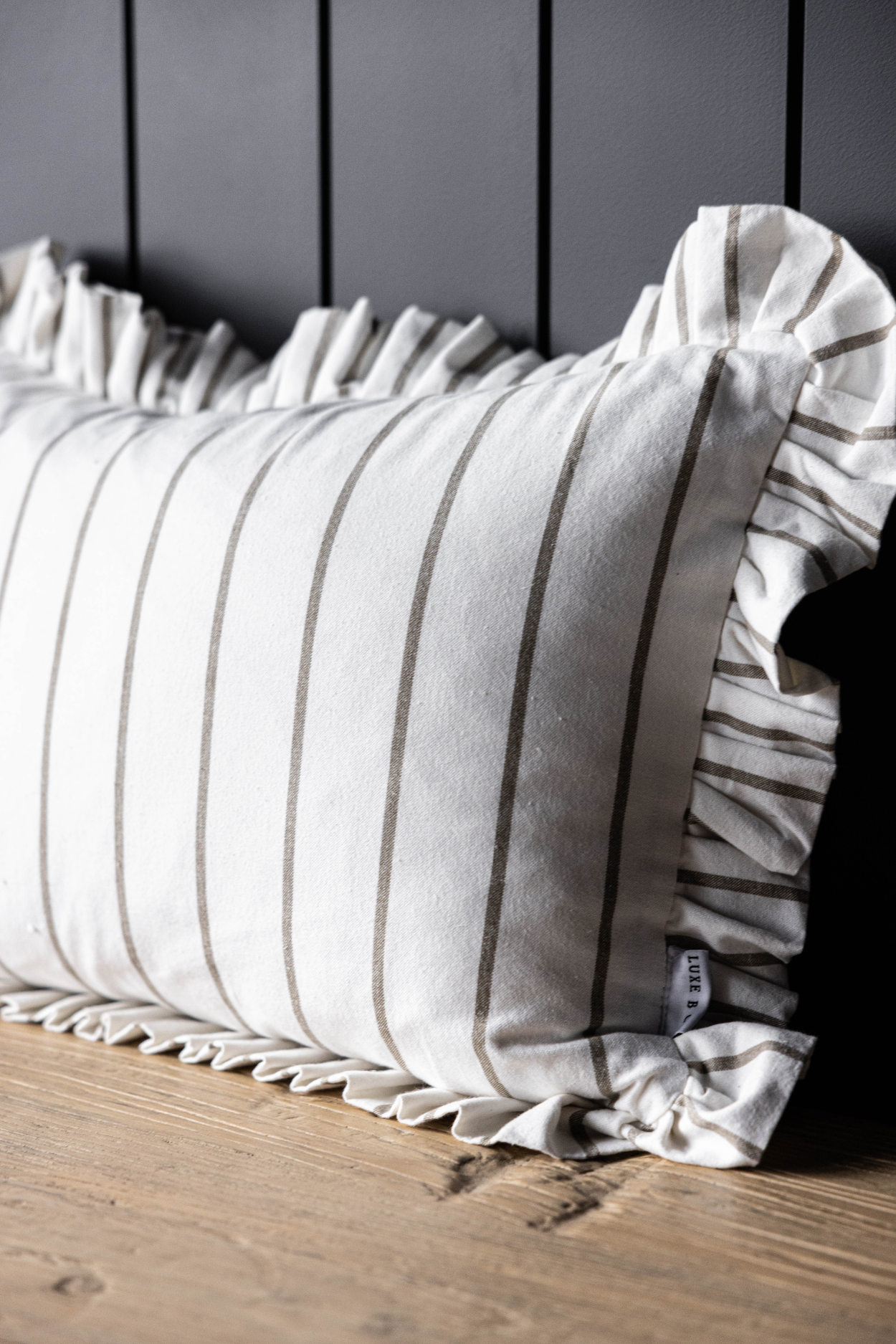 Housse de Coussin à Volants Blanc Avec Fines Rayures Vertes Olive