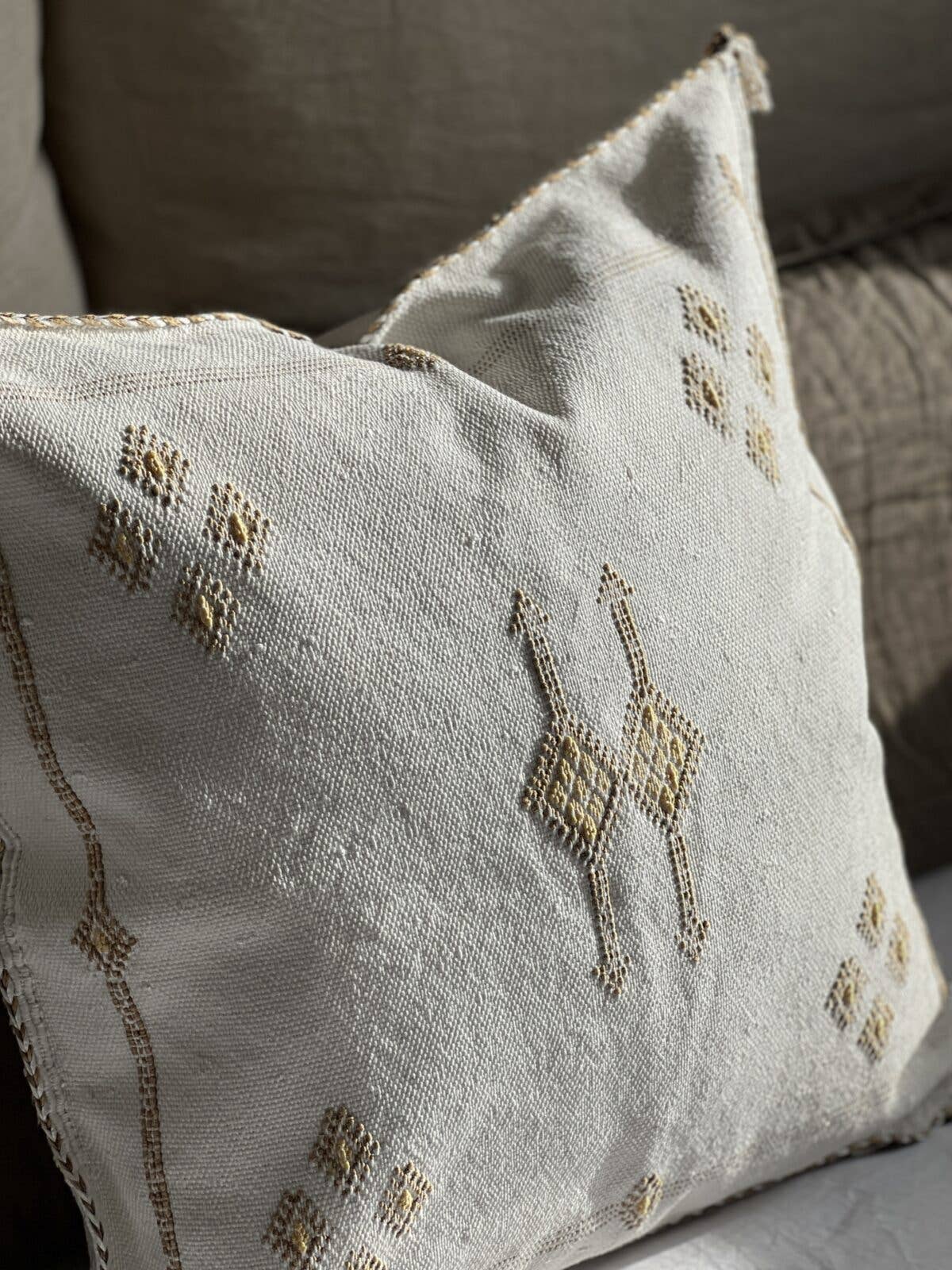 Housse de Coussin Carrée Premium blanc cassé en Soie de Cactus du Maroc