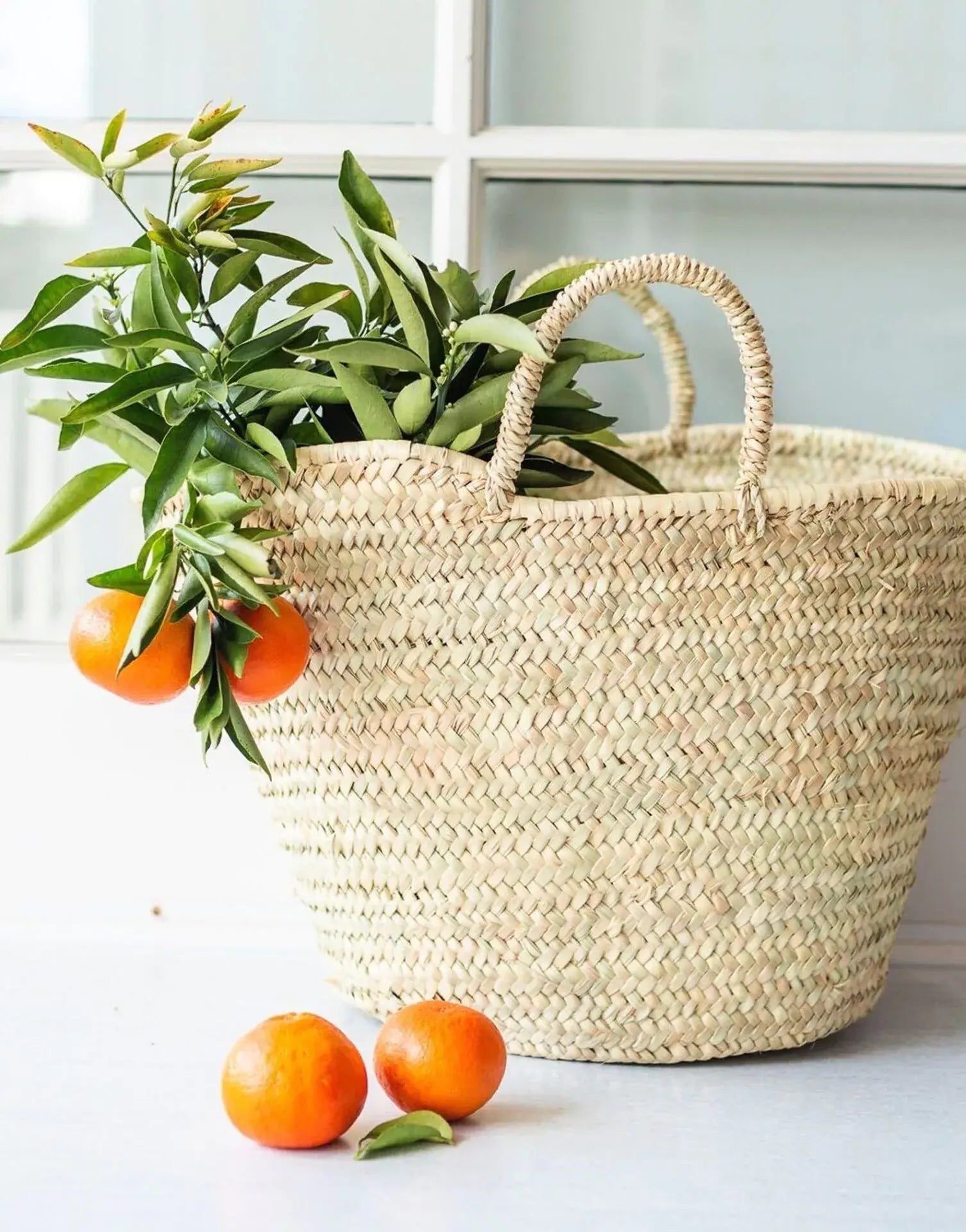 Panier marocain en paille tressée.