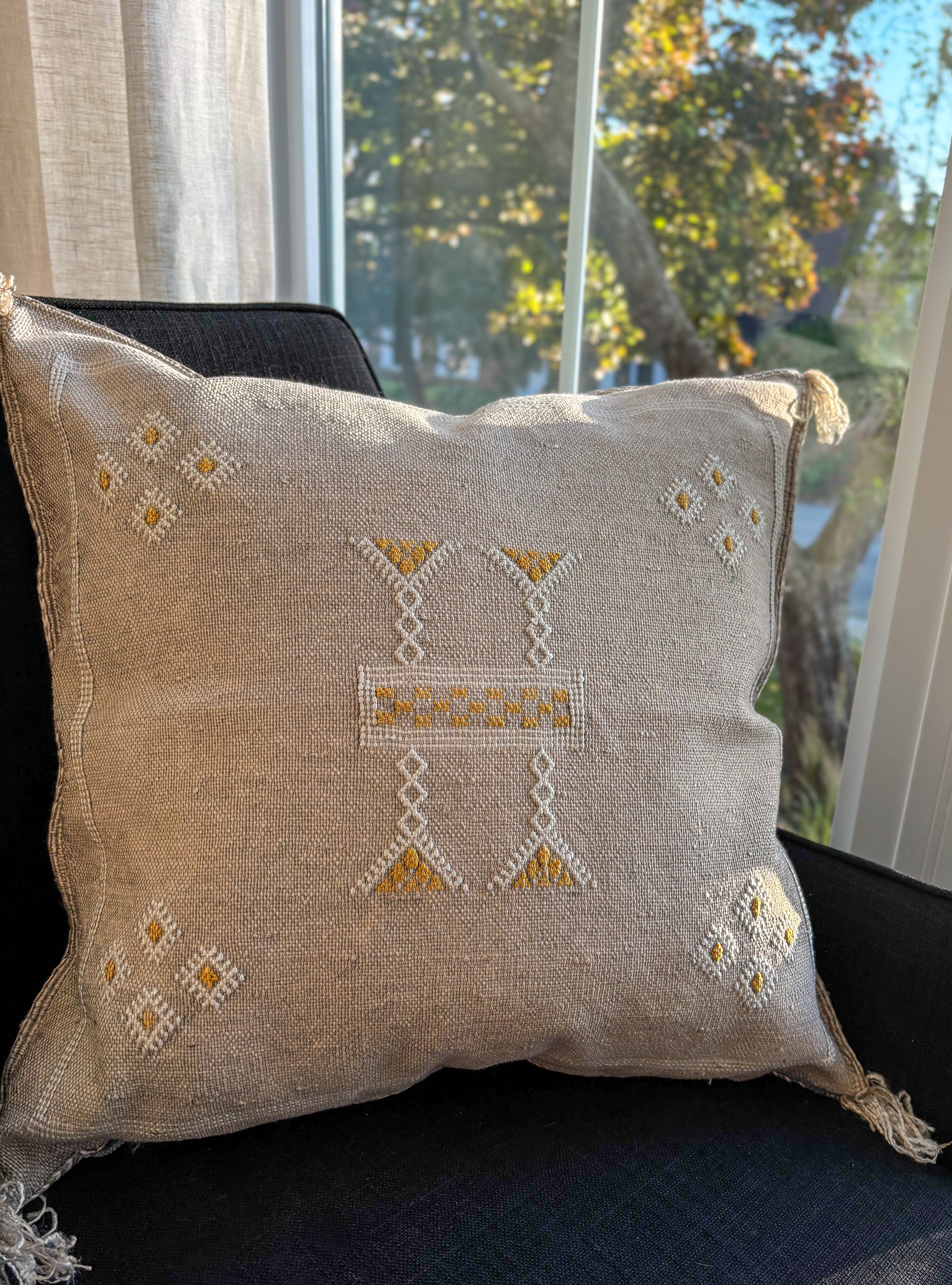 Housse de Coussin en Soie de Cactus Carrée Grise du Maroc