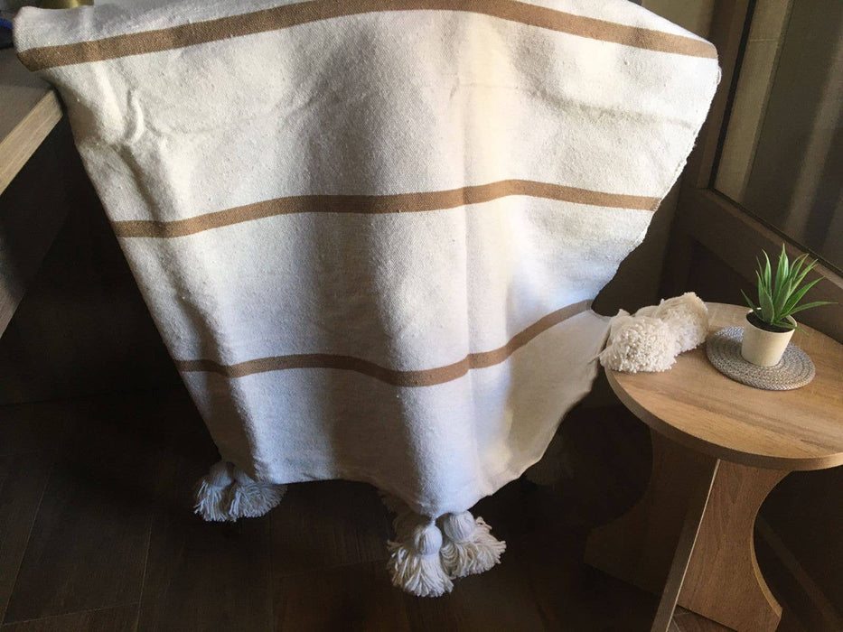 MAROC: Couverture à pompon blanche artisanale marocaine à rayures camel