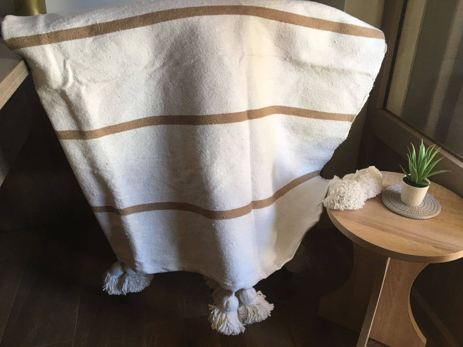 MAROC: Couverture à pompon blanche artisanale marocaine à rayures camel