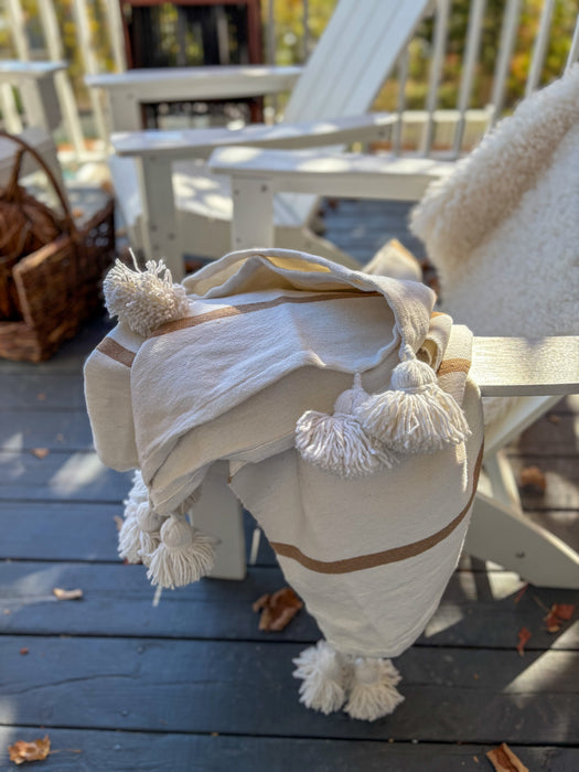 MAROC: Couverture à pompon blanche artisanale marocaine à rayures camel