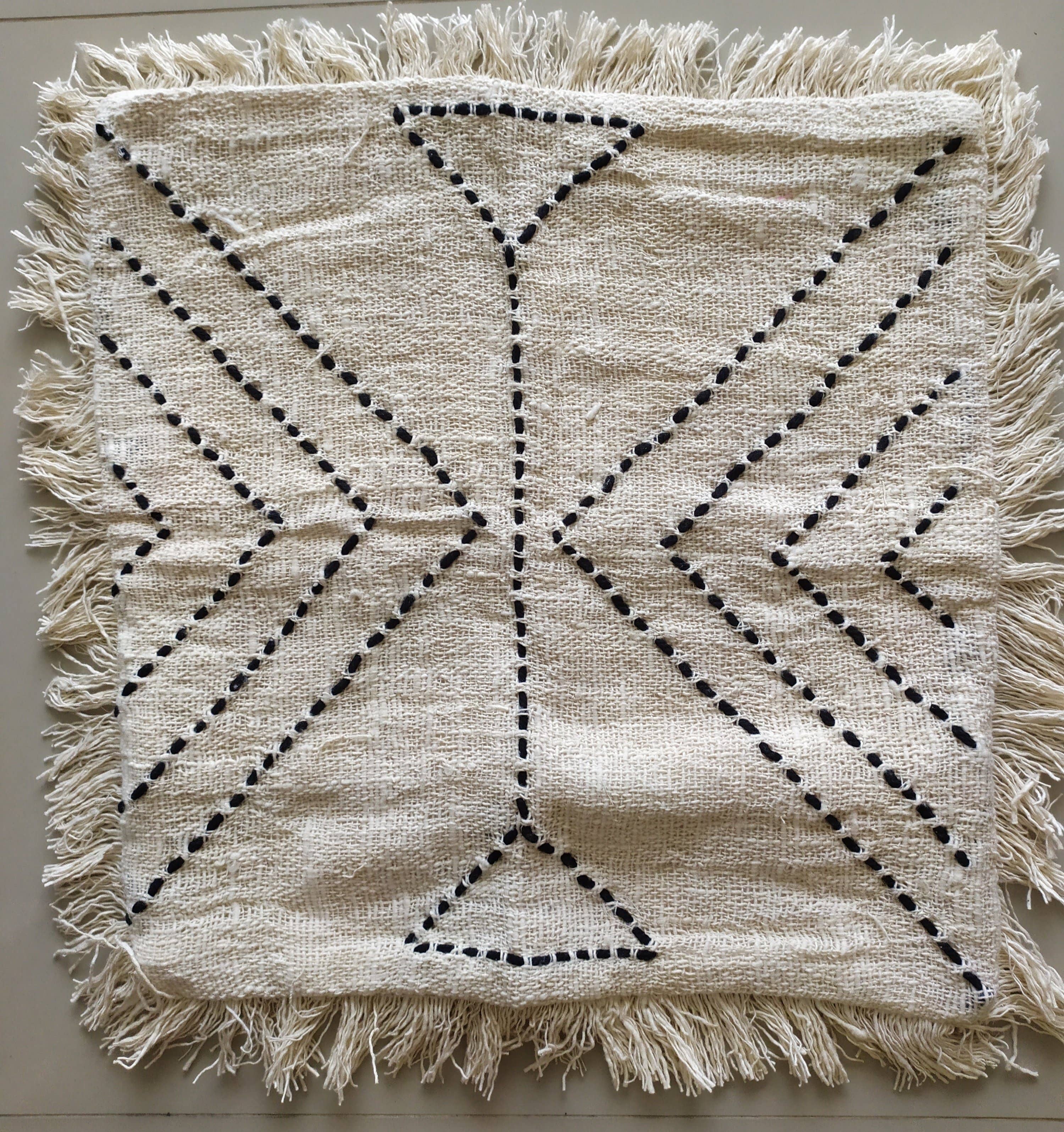 Housse de coussin en coton brodé blanc avec franges de Bali
