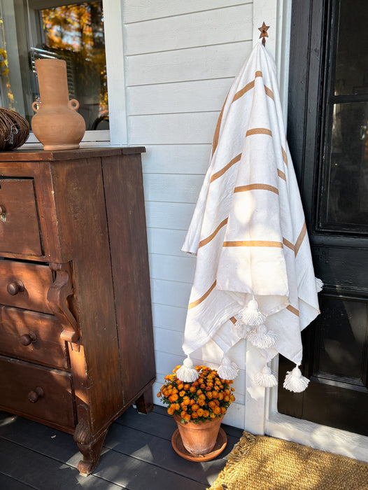 MAROC: Couverture à pompon blanche artisanale marocaine à rayures camel