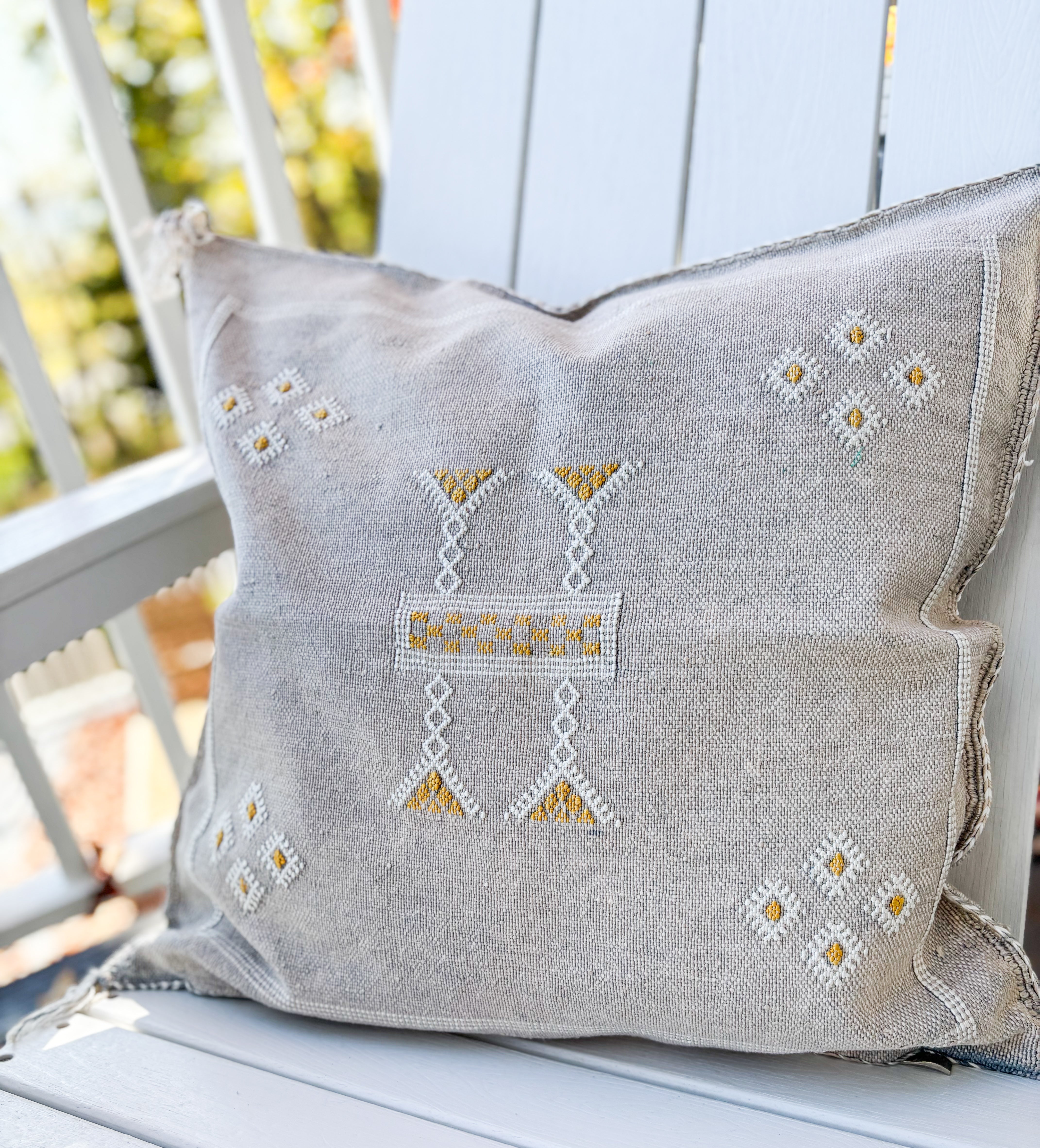 Housse de Coussin en Soie de Cactus Carrée Grise du Maroc