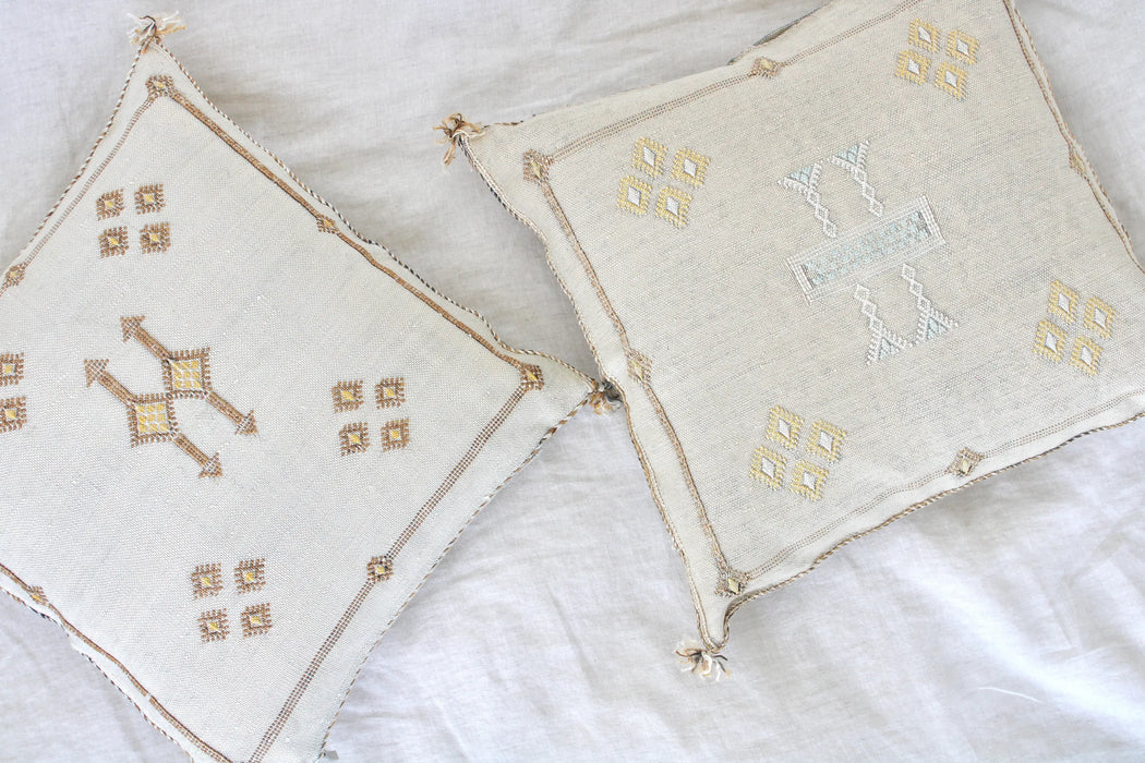 MAROC: Housse de Coussin en Soie de Cactus Carrée Grise Premium