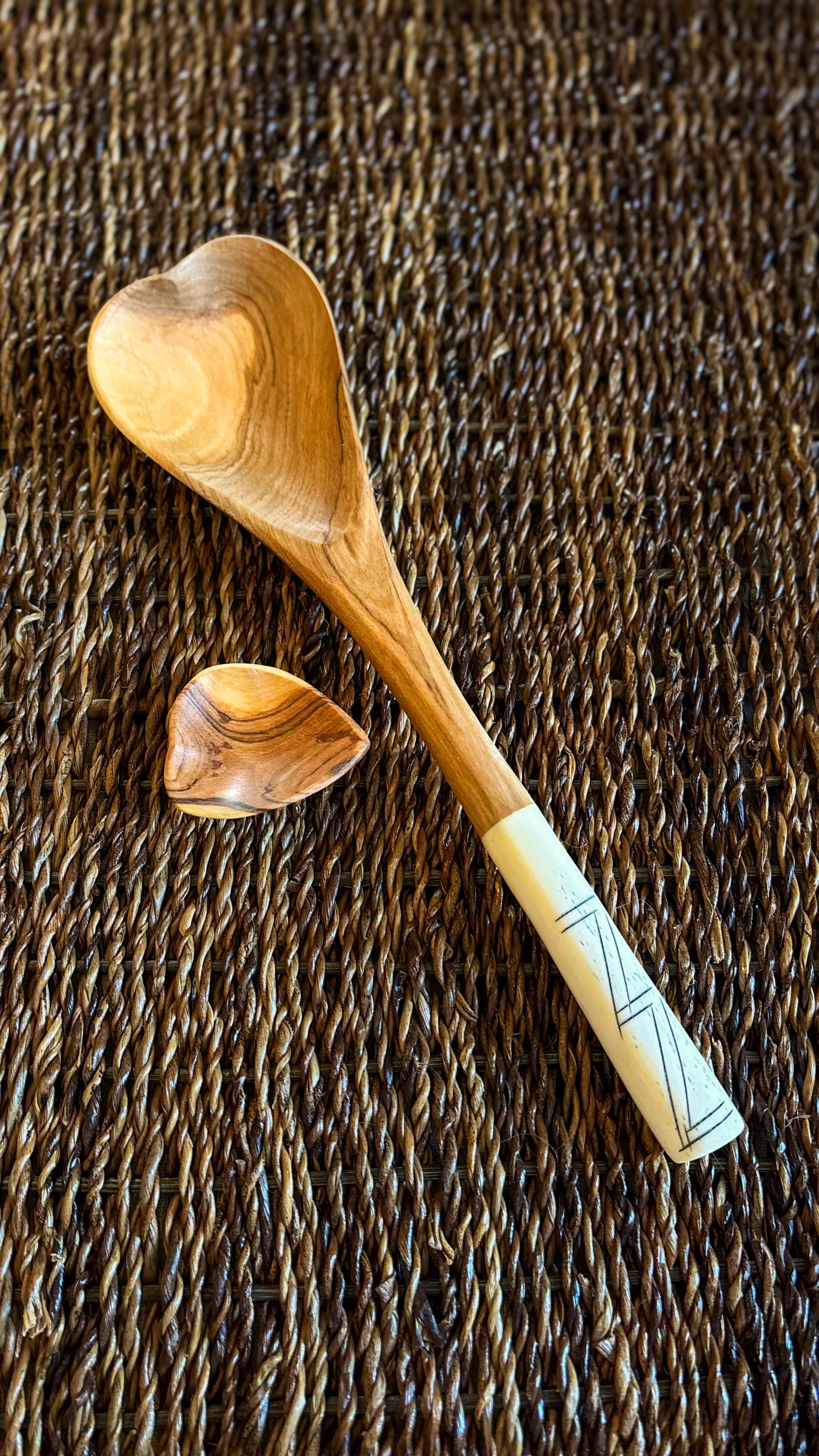 Cuillère de cuisson cœur en bois d'olivier sauvage avec poignée zigzag d'Afrique