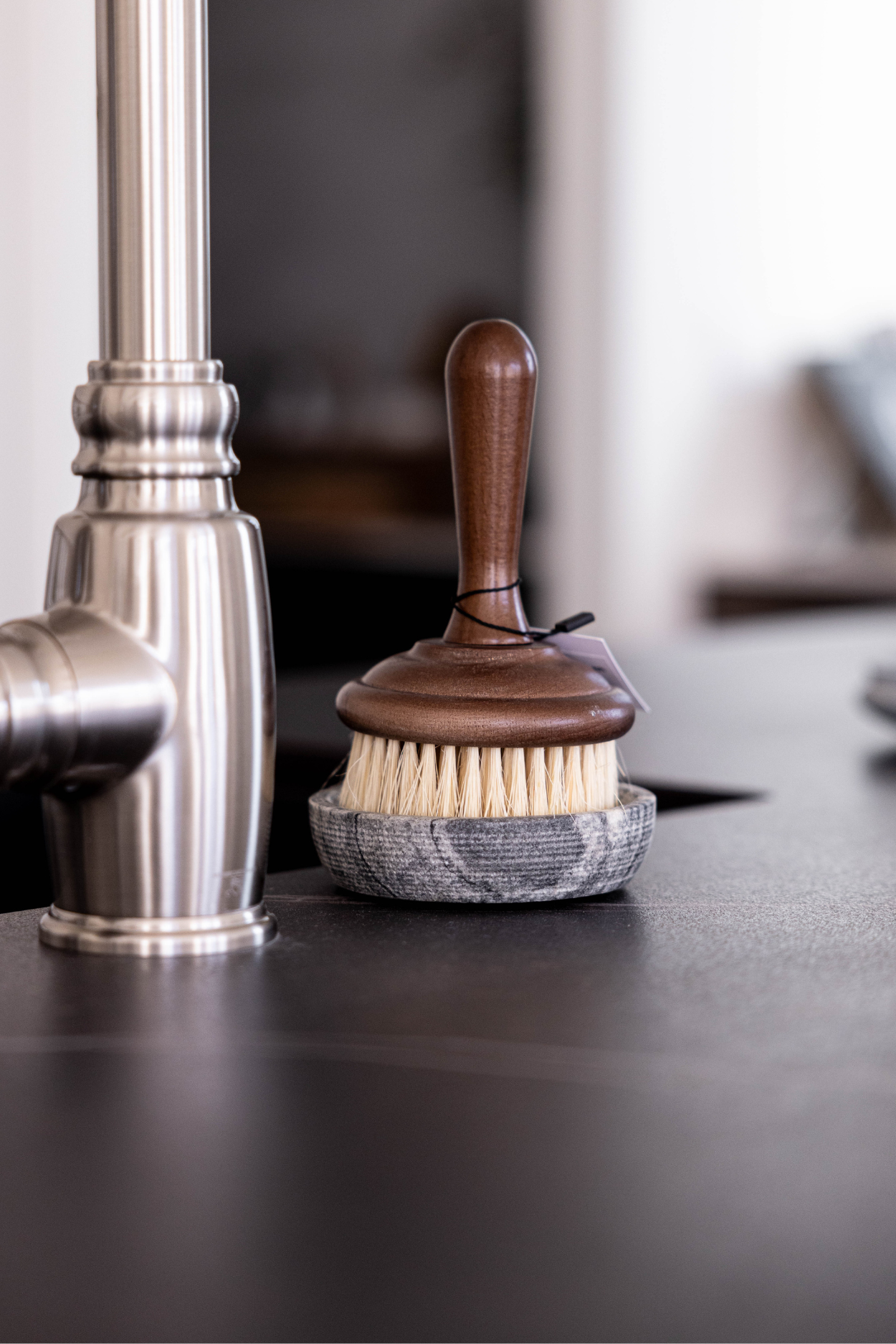 Porte-savon ou porte-brosse gris