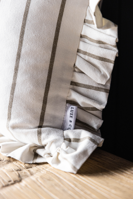 Housse de Coussin Lombaire à Volants Blanc Vert Olive à Rayures Fines