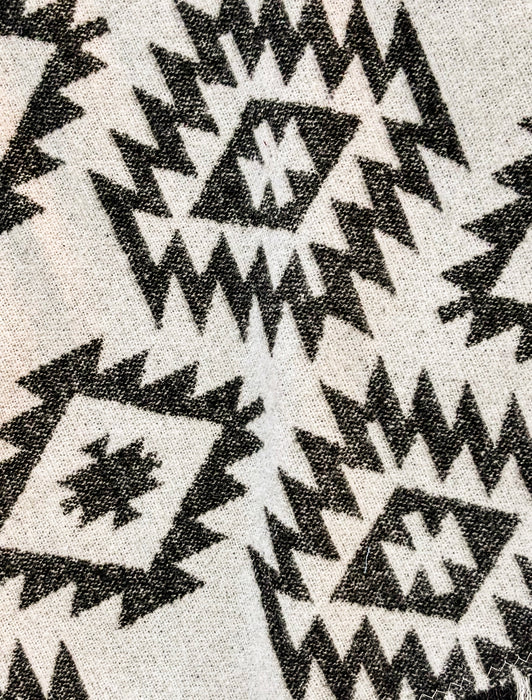 Couverture de plage noire et blanche en laine de Tofino Canada