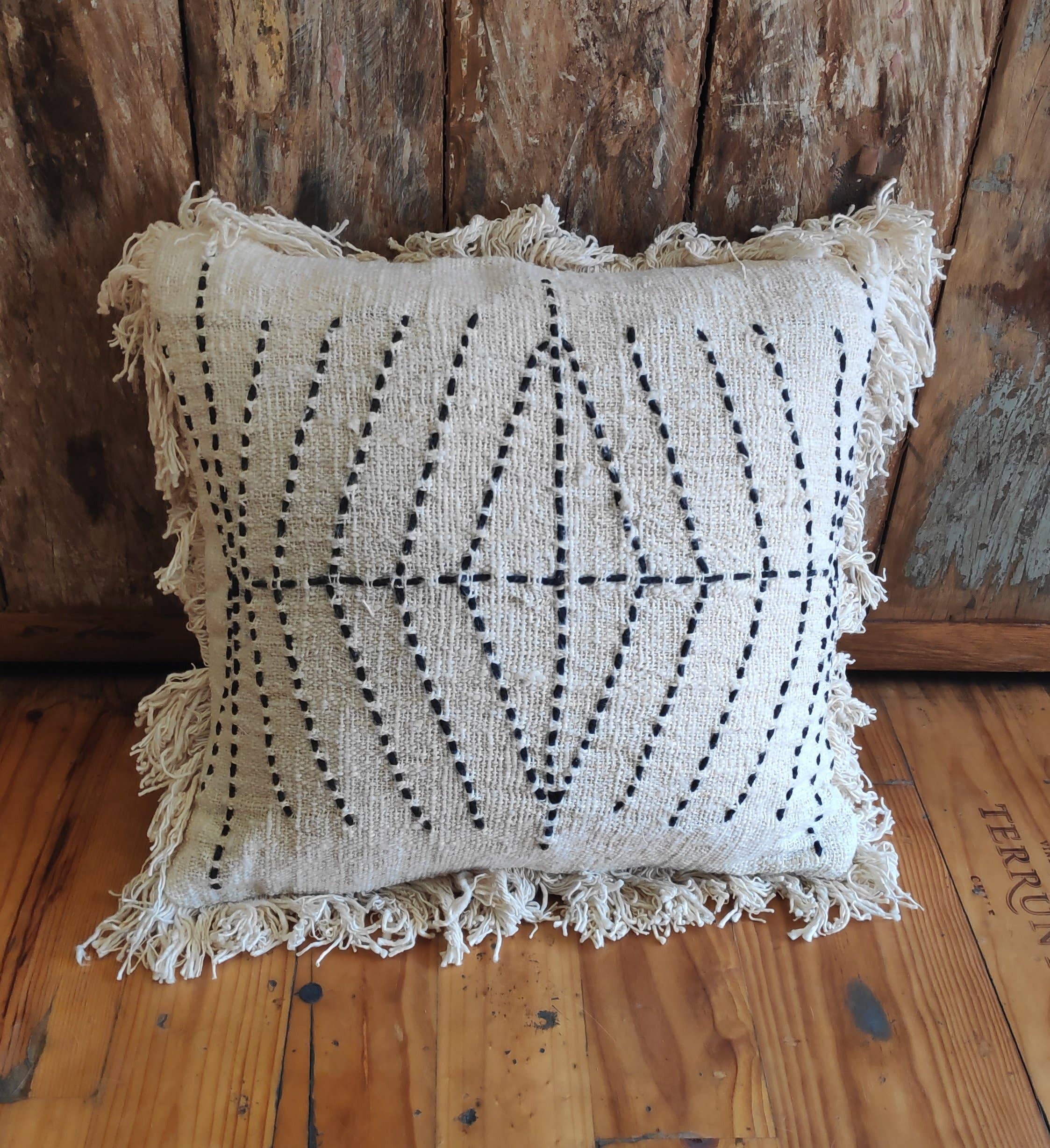 Housse de coussin en coton brodé blanc avec franges de Bali
