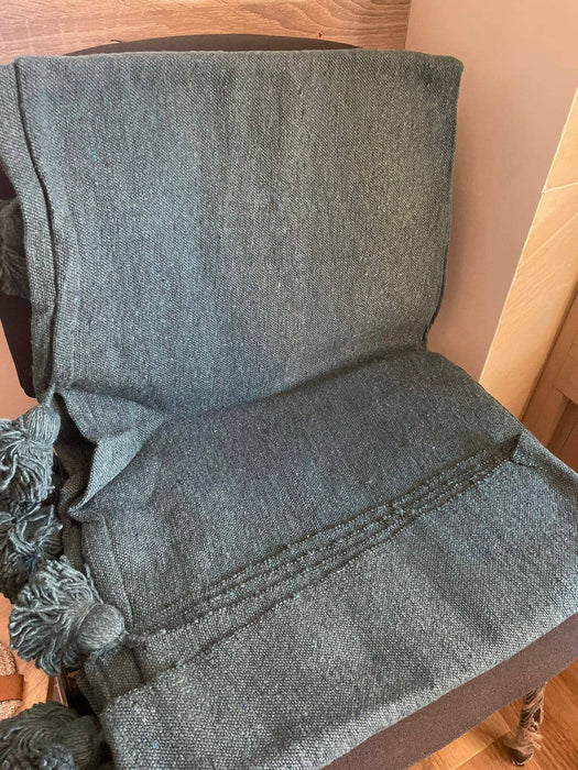 MAROC: Couverture Plaid à Pompons Feldgrau Premium Fait Main au Maroc