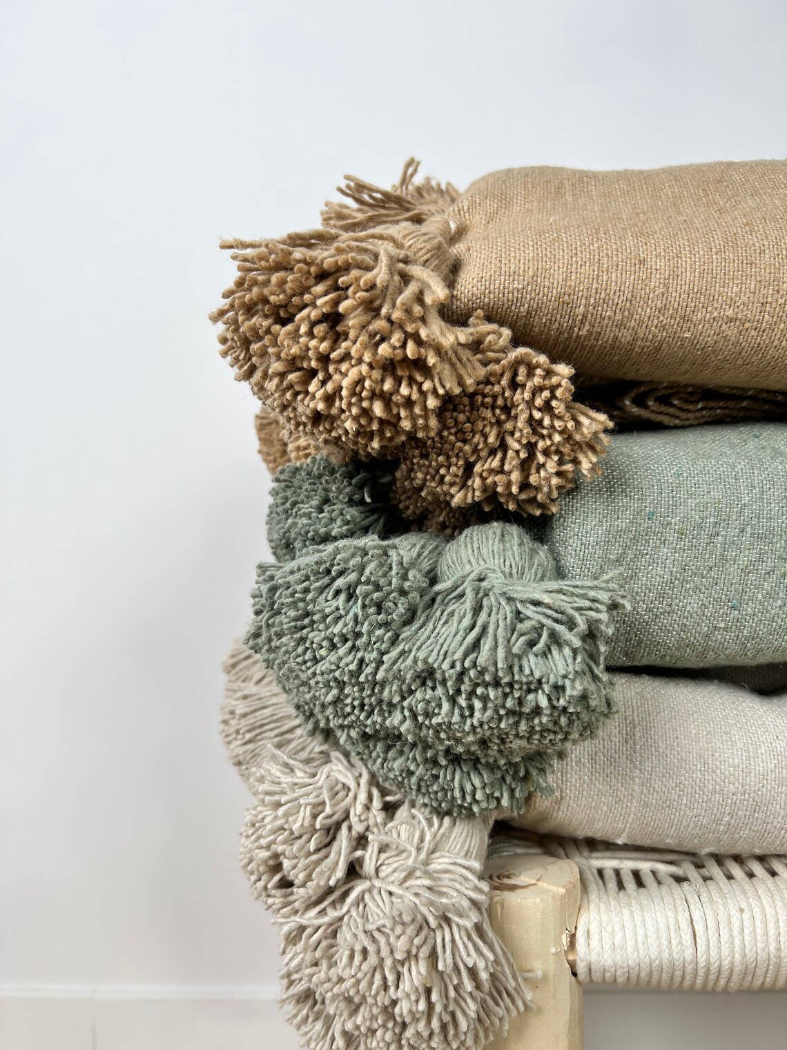 Couverture Plaid à Pompons gris-vert Fait Main au Maroc
