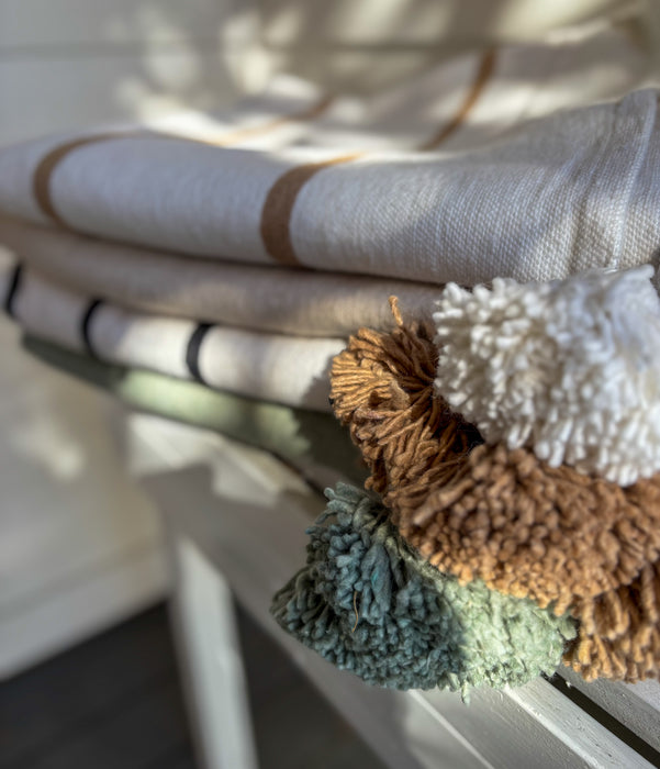 MAROC: Couverture à pompon blanche artisanale marocaine à rayures camel