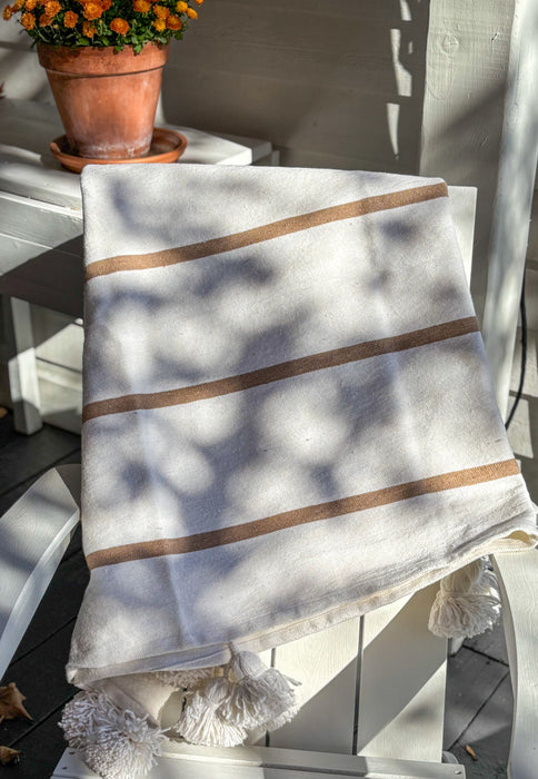 MAROC: Couverture à pompon blanche artisanale marocaine à rayures camel