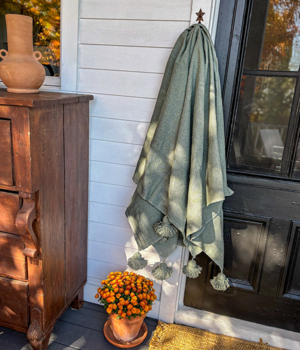 MAROC: Couverture Plaid à Pompons Feldgrau Premium Fait Main au Maroc