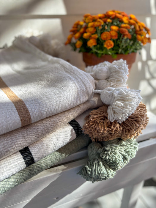 MAROC: Couverture à pompons marocaine de qualité supérieure faite main à carreaux et pompons