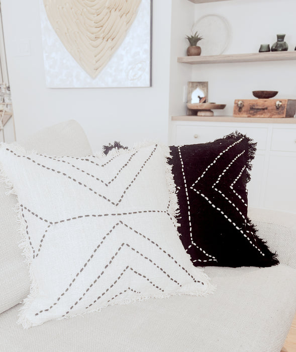 Housse de coussin en coton brodé noir avec franges de Bali