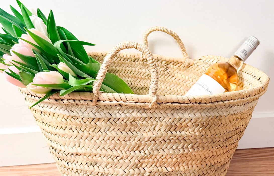 Panier marocain en paille tressée.