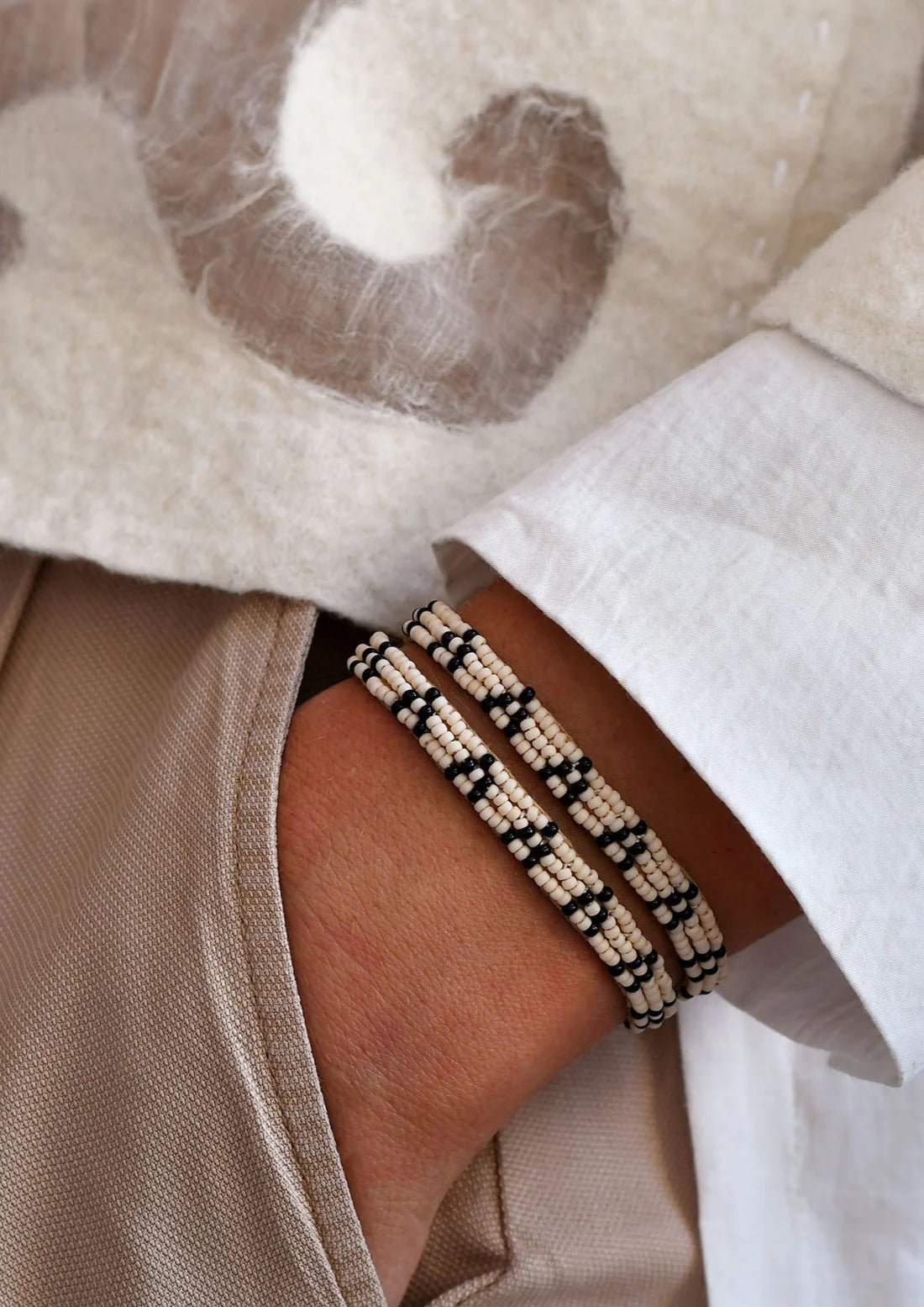Bracelet double tour XS à motif triangle 3 points – beige/noir - Tanzanie