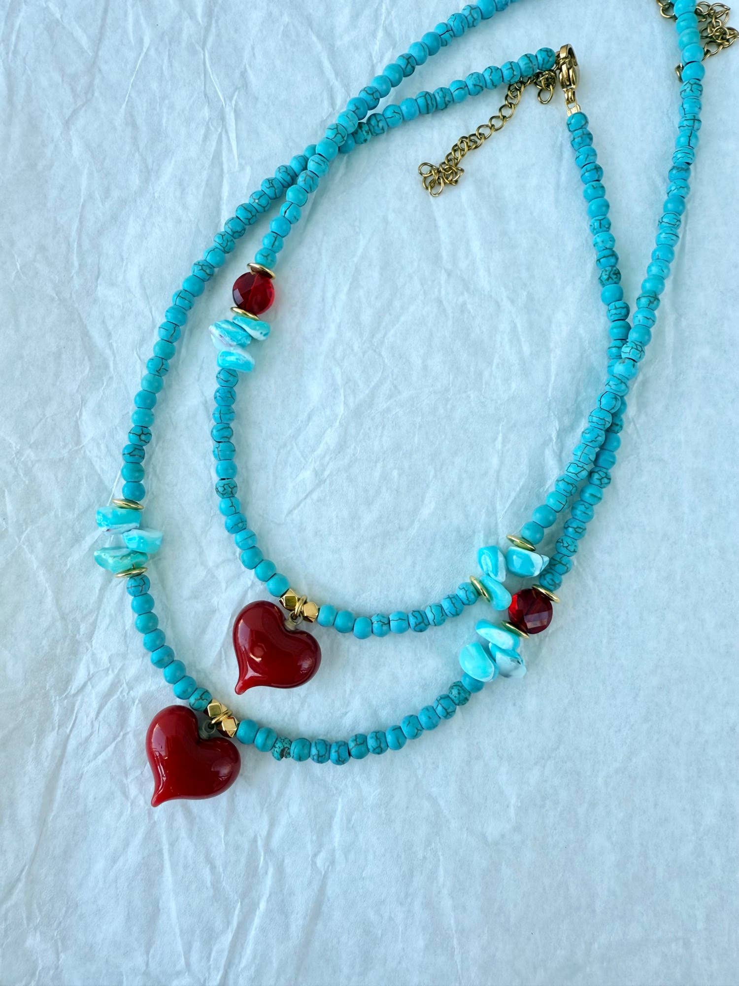 Colliers de perles turquoise avec cœur rouge - de Grèce