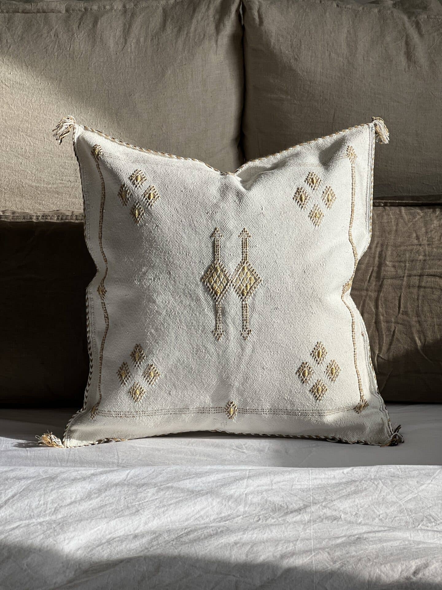Housse de Coussin Carrée Premium blanc cassé en Soie de Cactus du Maroc