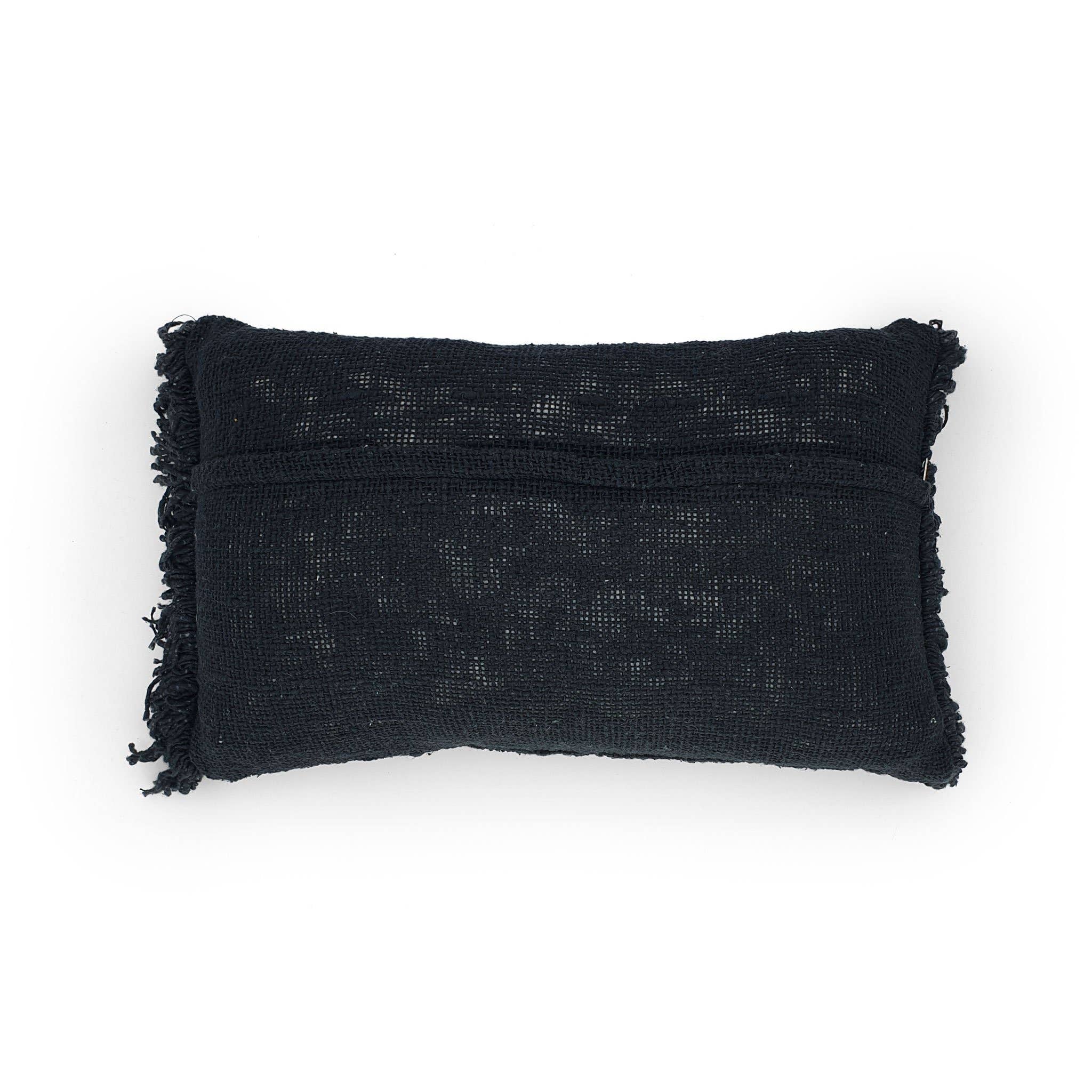 Housse de coussin en coton brodé noir avec franges de Bali