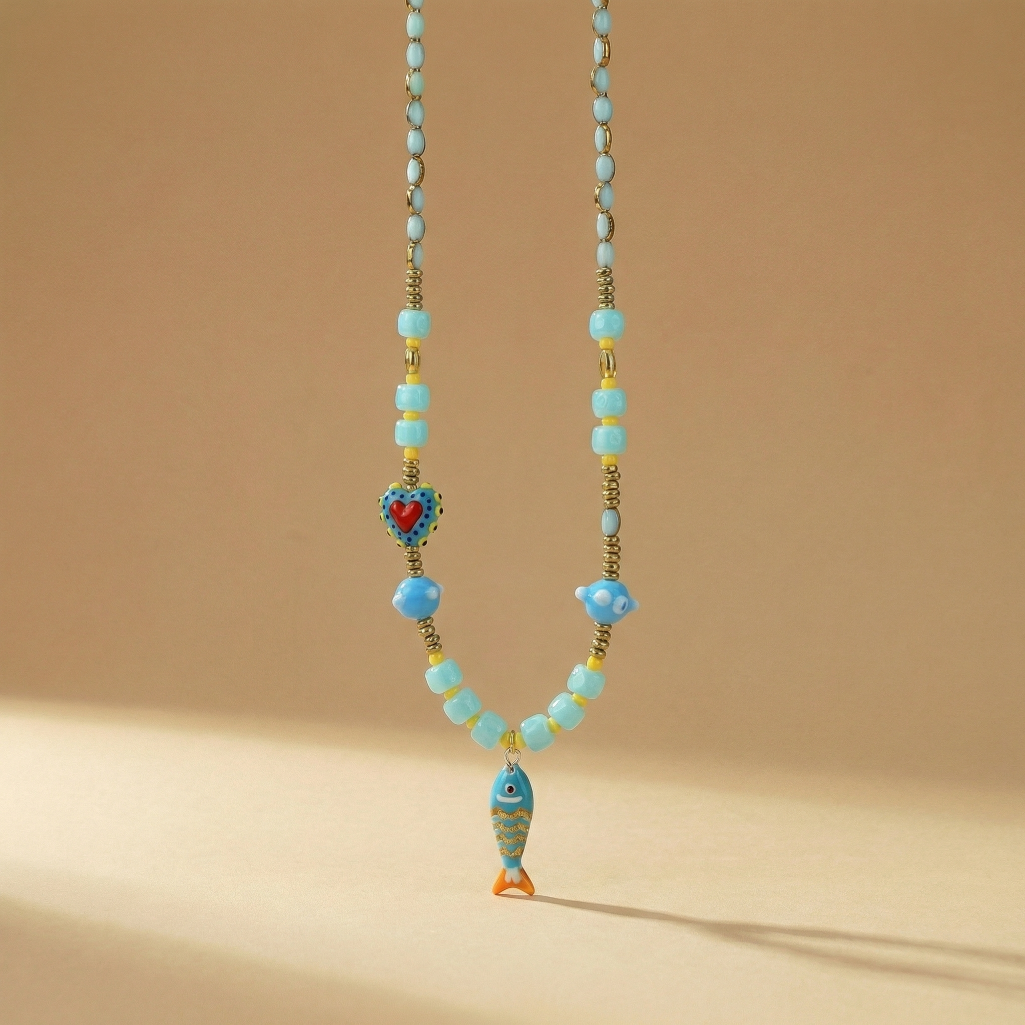 Collier avec pendentif poisson coloré en perles - de Grèce