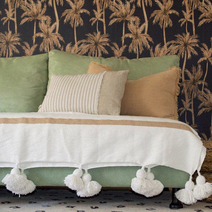 MAROC: Couverture à pompon blanche artisanale marocaine à rayures camel