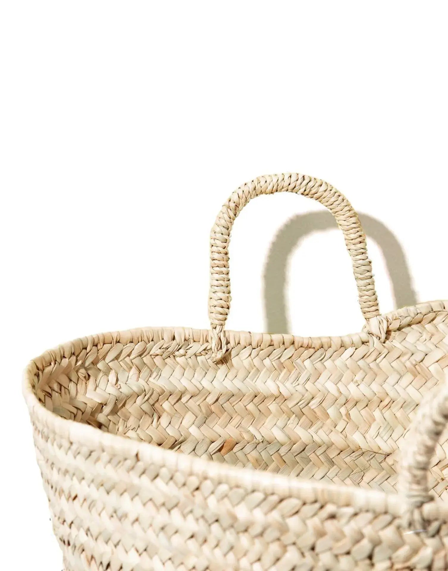 Panier marocain en paille tressée.