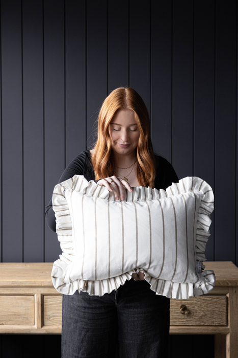 Housse de Coussin Lombaire à Volants Blanc Vert Olive à Rayures Fines