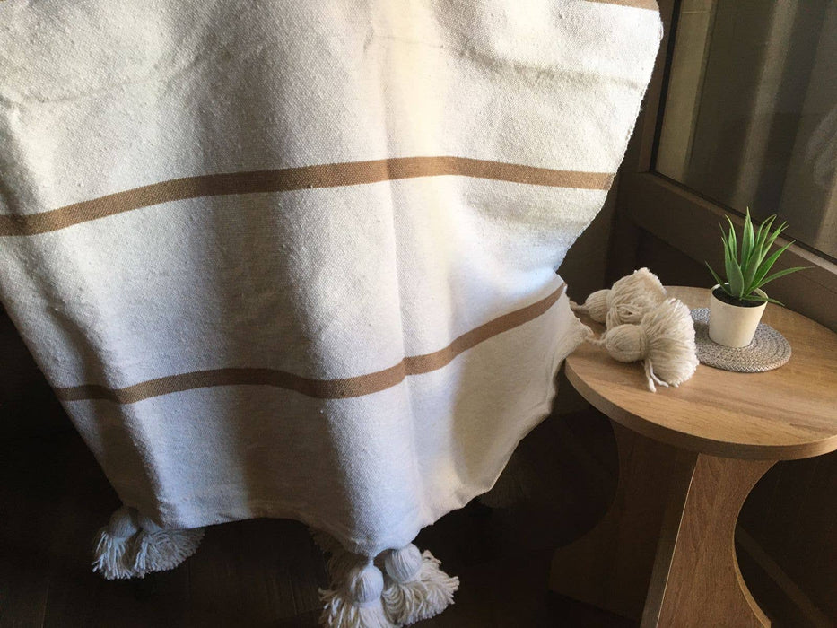 MAROC: Couverture à pompon blanche artisanale marocaine à rayures camel