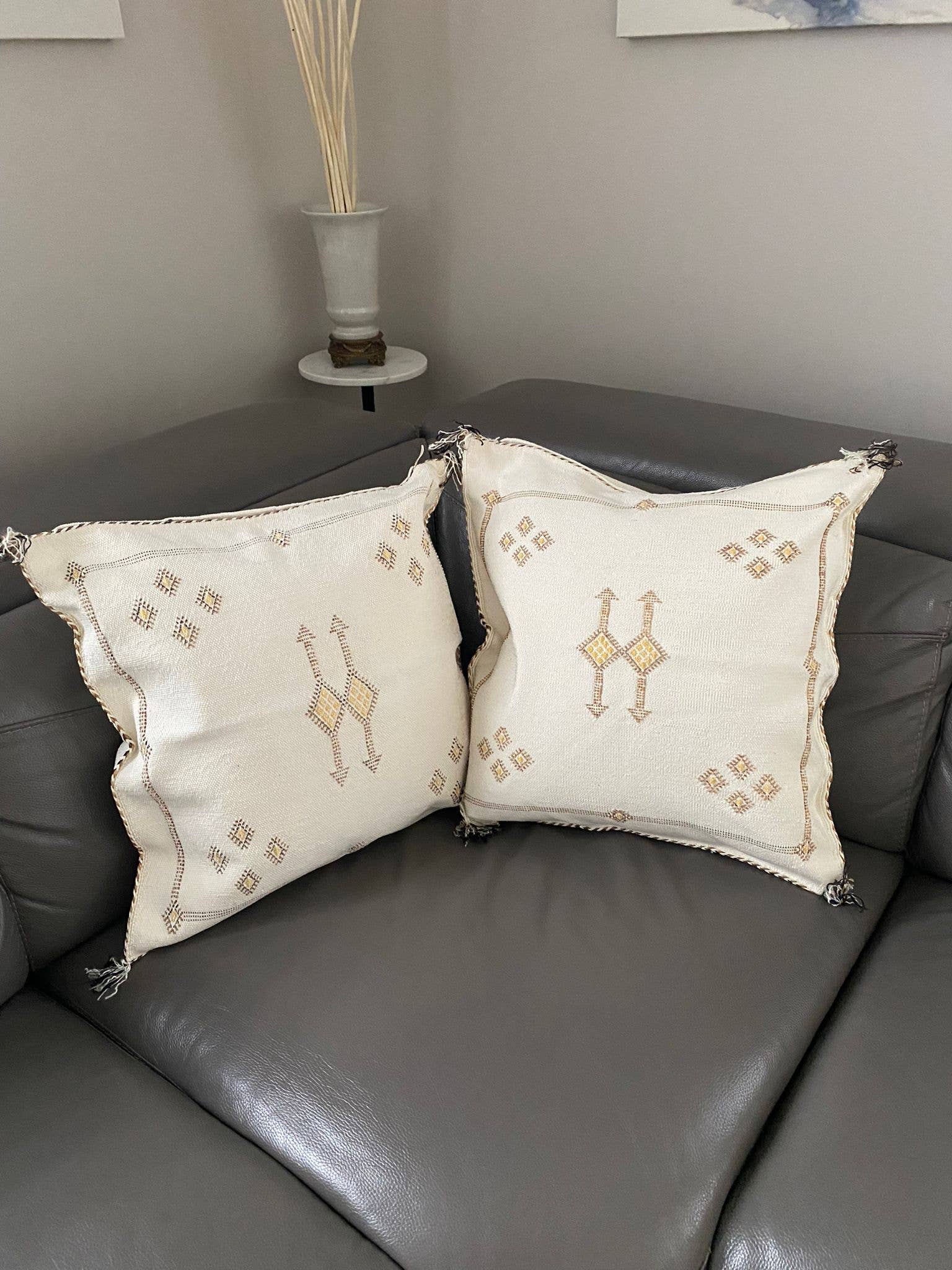 Housse de Coussin Carrée Premium blanc cassé en Soie de Cactus du Maroc